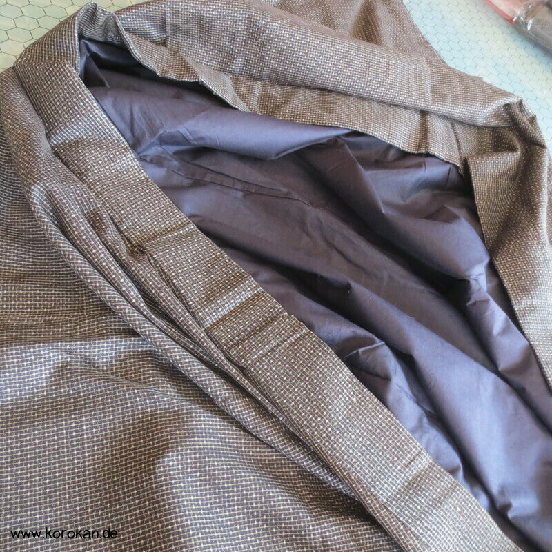 Kimono und Haori Set in dunkelbrauner Kasuri Tsumugi Seide, Fuji san
