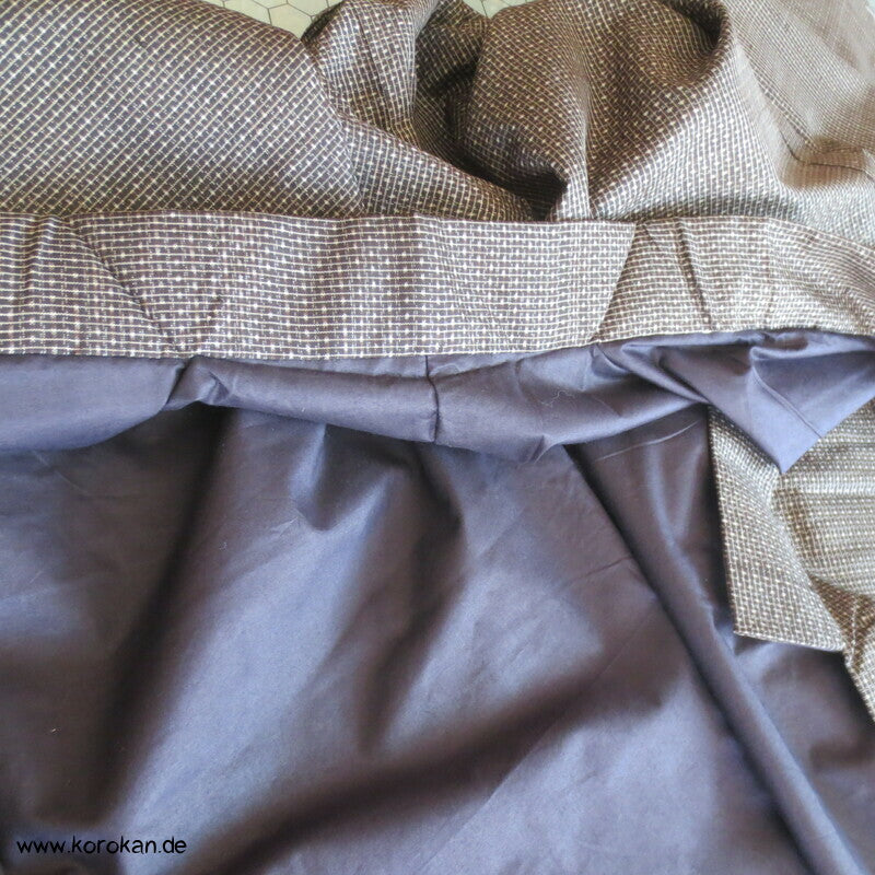 Kimono und Haori Set in dunkelbrauner Kasuri Tsumugi Seide, Fuji san