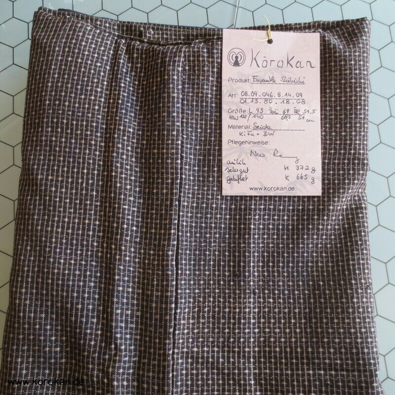 Kimono und Haori Set in dunkelbrauner Kasuri Tsumugi Seide, Fuji san