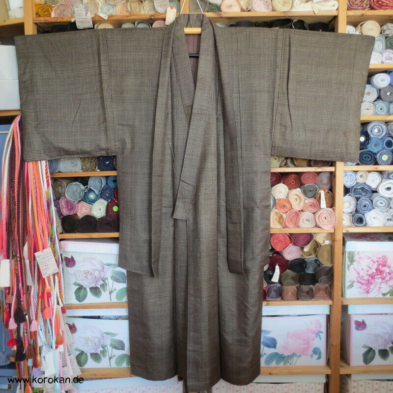 Kimono und Haori Set in dunkelbrauner Kasuri Tsumugi Seide, Tokkaido