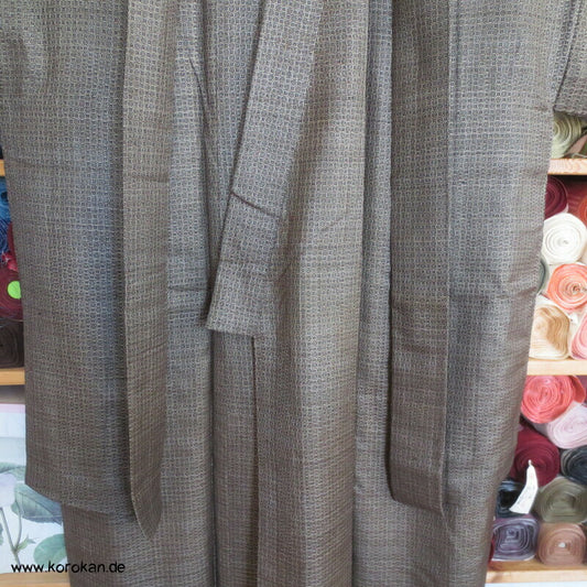 Kimono und Haori Set in dunkelbrauner Kasuri Tsumugi Seide, Tokkaido