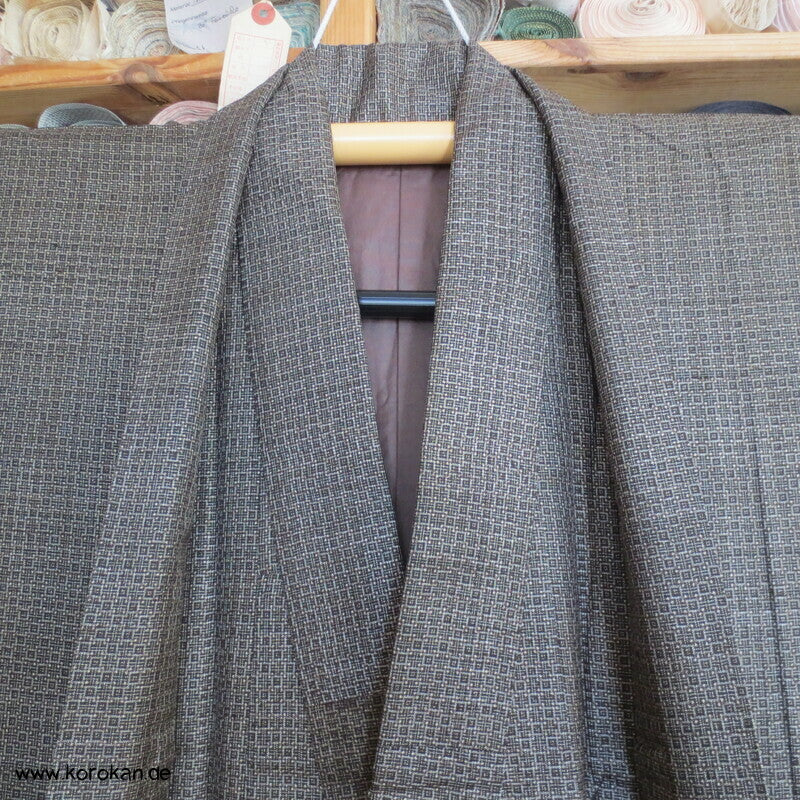 Kimono und Haori Set in dunkelbrauner Kasuri Tsumugi Seide, Tokkaido