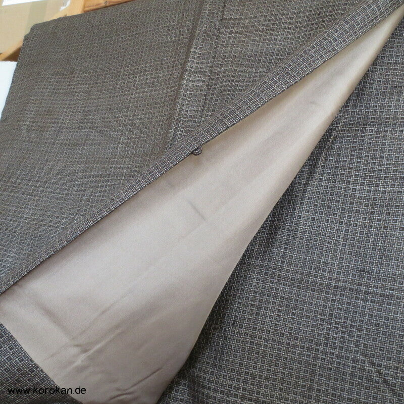 Kimono und Haori Set in dunkelbrauner Kasuri Tsumugi Seide, Tokkaido
