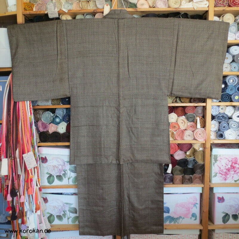 Kimono und Haori Set in dunkelbrauner Kasuri Tsumugi Seide, Tokkaido