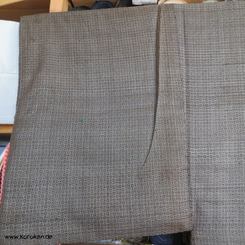 Kimono und Haori Set in dunkelbrauner Kasuri Tsumugi Seide, Tokkaido