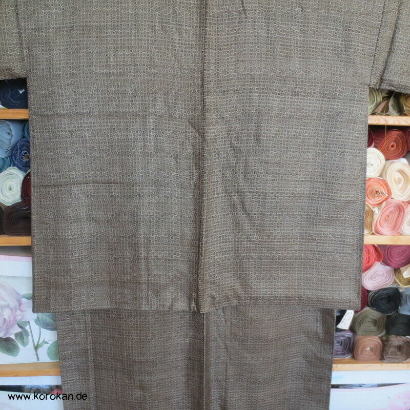 Kimono und Haori Set in dunkelbrauner Kasuri Tsumugi Seide, Tokkaido