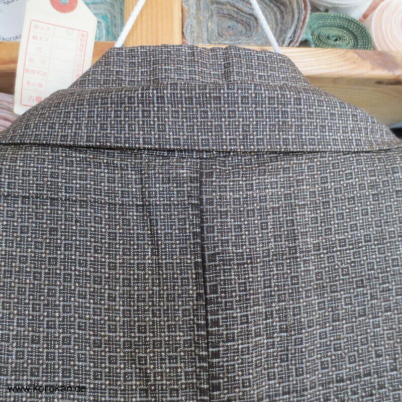 Kimono und Haori Set in dunkelbrauner Kasuri Tsumugi Seide, Tokkaido