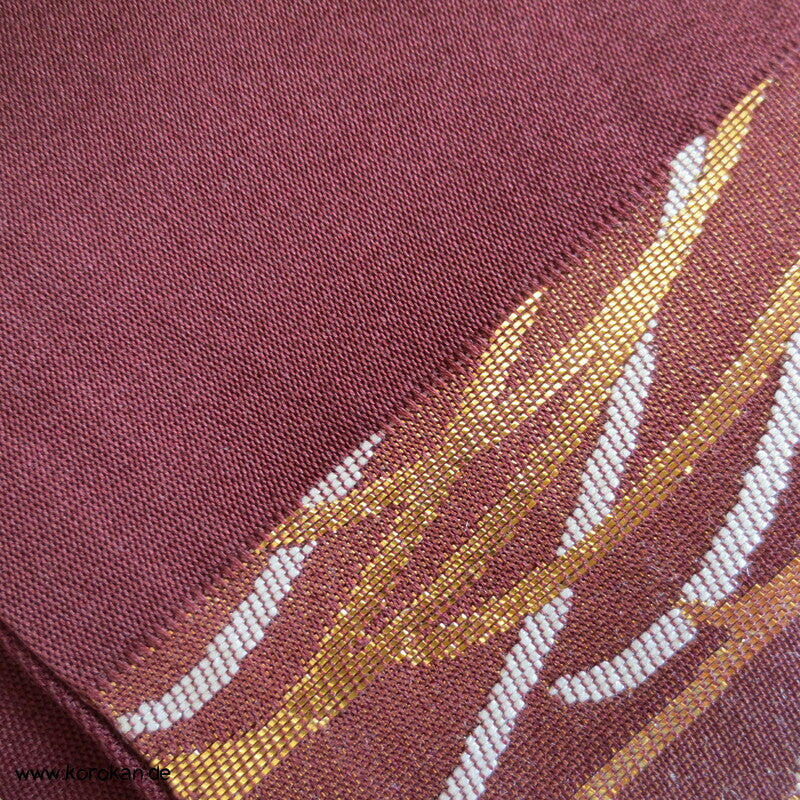 goldene Chrysantheme auf dunkelrot leichter Fukuro Obi