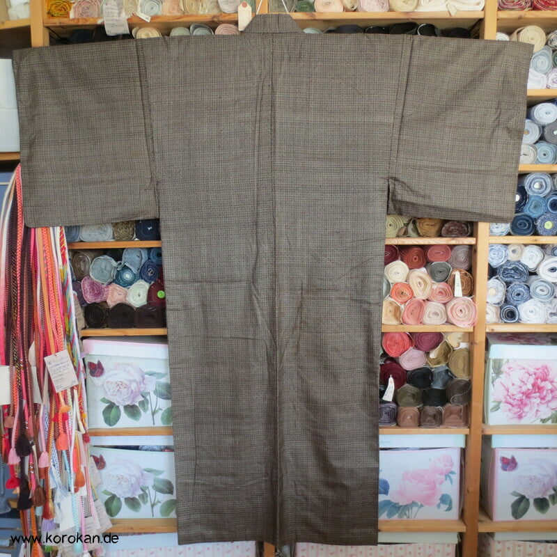 Kimono und Haori Set in dunkelbrauner Kasuri Tsumugi Seide, Tokkaido