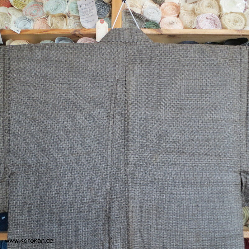 Kimono und Haori Set in dunkelbrauner Kasuri Tsumugi Seide, Tokkaido