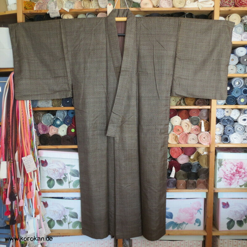 Kimono und Haori Set in dunkelbrauner Kasuri Tsumugi Seide, Tokkaido
