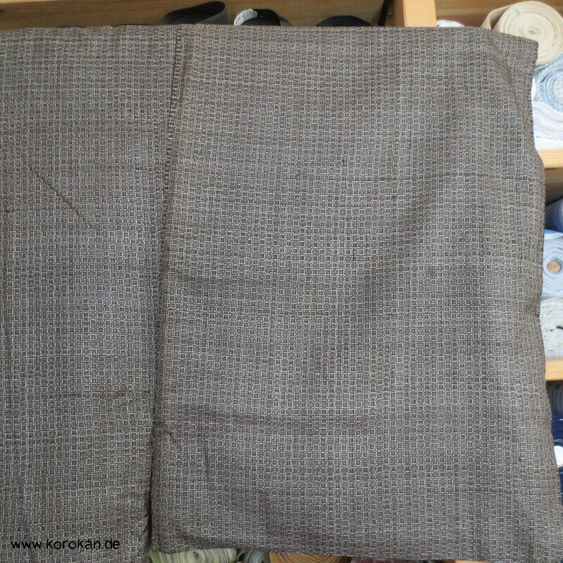 Kimono und Haori Set in dunkelbrauner Kasuri Tsumugi Seide, Tokkaido