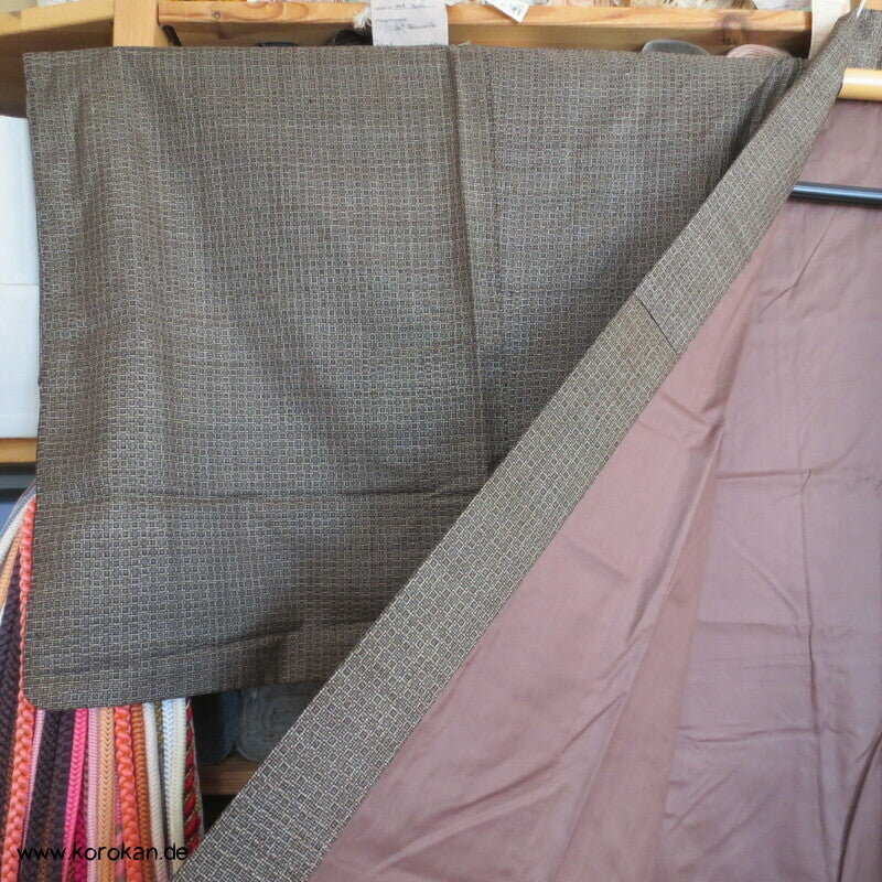 Kimono und Haori Set in dunkelbrauner Kasuri Tsumugi Seide, Tokkaido