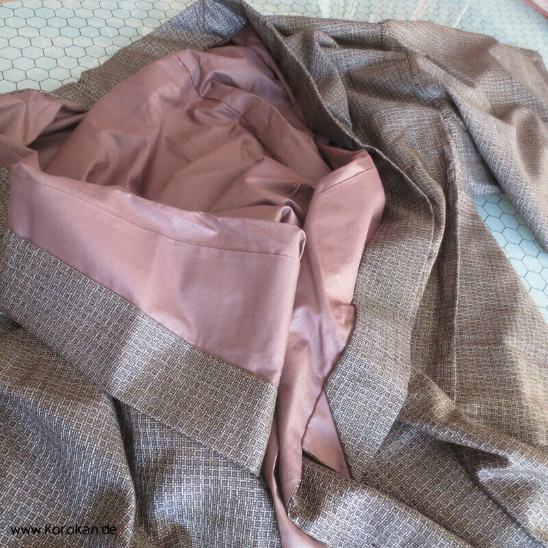 Kimono und Haori Set in dunkelbrauner Kasuri Tsumugi Seide, Tokkaido