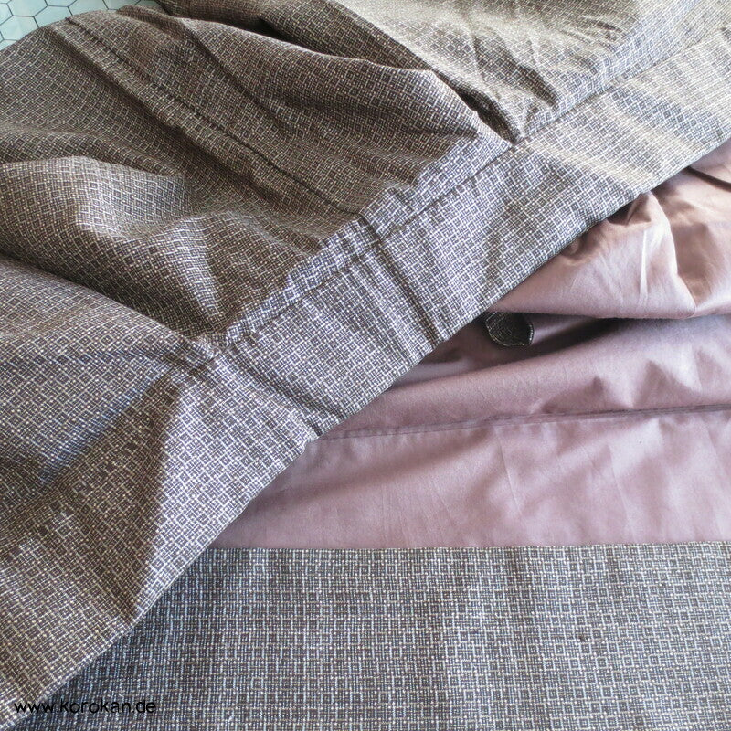 Kimono und Haori Set in dunkelbrauner Kasuri Tsumugi Seide, Tokkaido