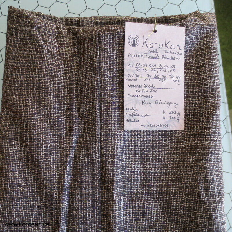 Kimono und Haori Set in dunkelbrauner Kasuri Tsumugi Seide, Tokkaido