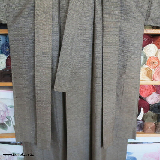 Kimono und Haori Set in dunkelbrauner Kasuri Tsumugi Seide, Shikishi