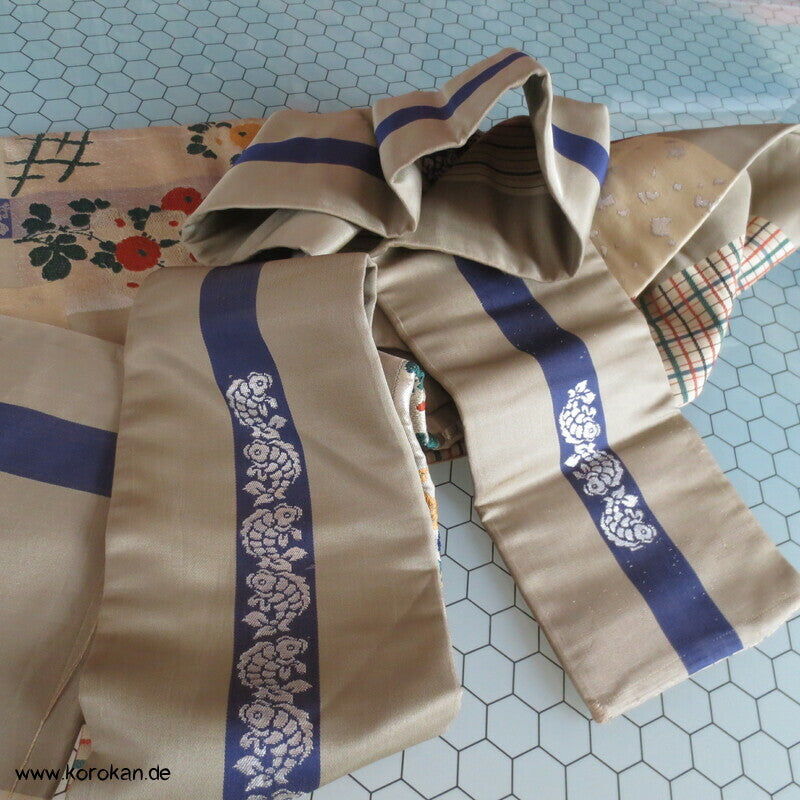 Japan Koi, Karo und Blüten Nagoya Obi Seidenbrokat Kimonogürtel