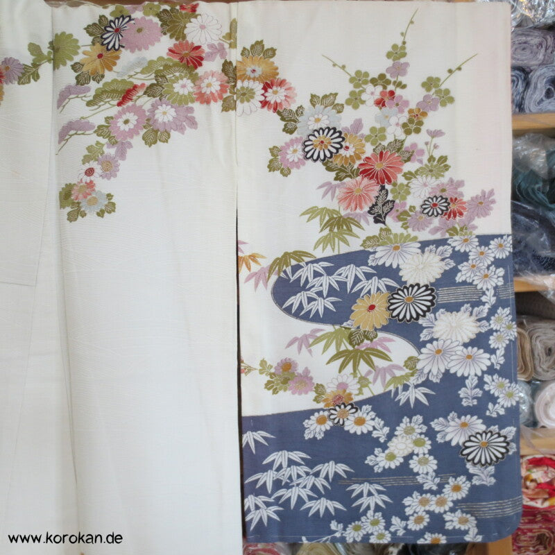 Fluss mit Blüten Homongi / Chu Furisode