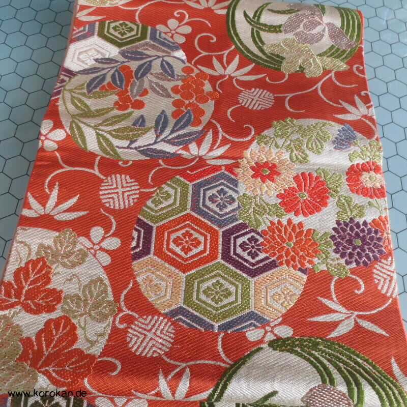 Blumenrondelle auf persimmon Fukuro Obi