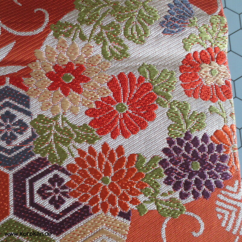 Blumenrondelle auf persimmon Fukuro Obi
