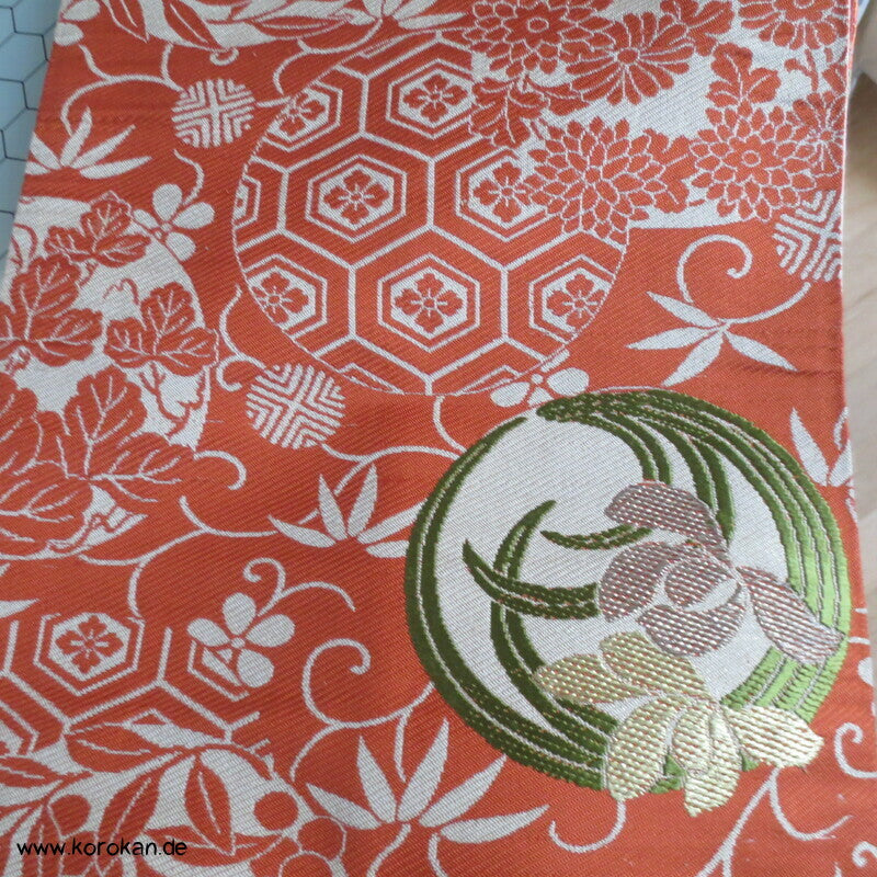 Blumenrondelle auf persimmon Fukuro Obi