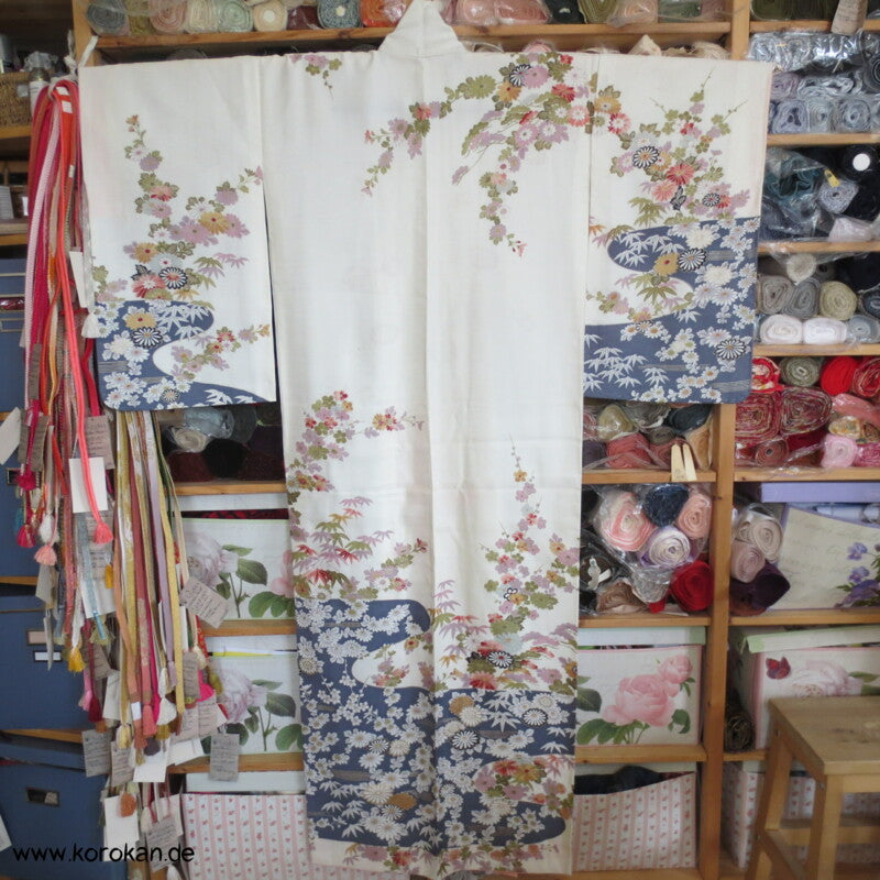 Fluss mit Blüten Homongi / Chu Furisode
