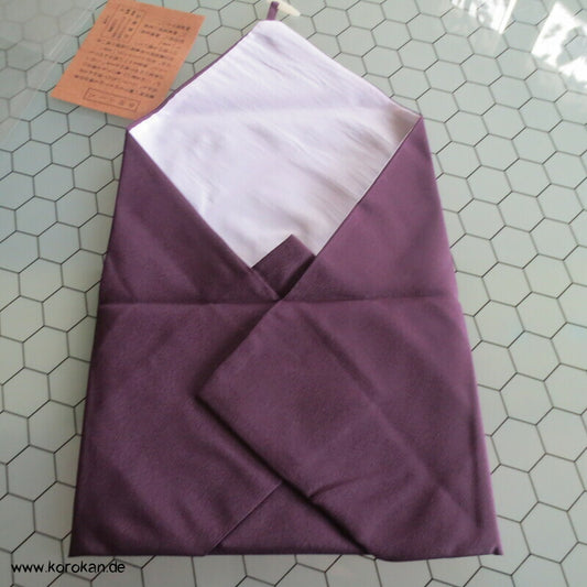 auberginefarbenes Fukusa mit Brett