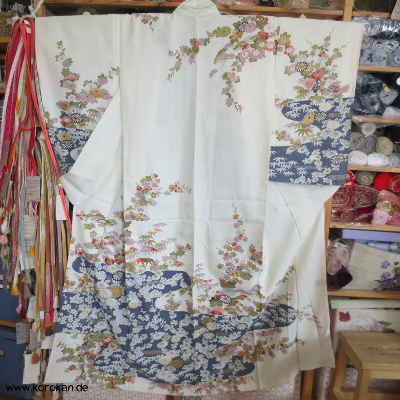 Fluss mit Blüten Homongi / Chu Furisode