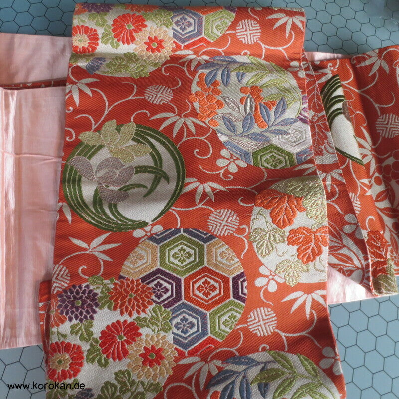 Blumenrondelle auf persimmon Fukuro Obi