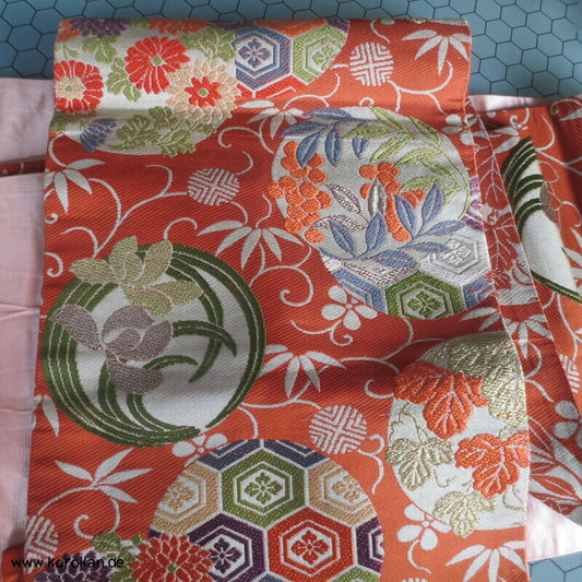Blumenrondelle auf persimmon Fukuro Obi