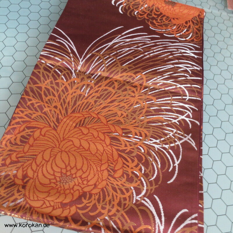 goldene Chrysantheme auf dunkelrot leichter Fukuro Obi