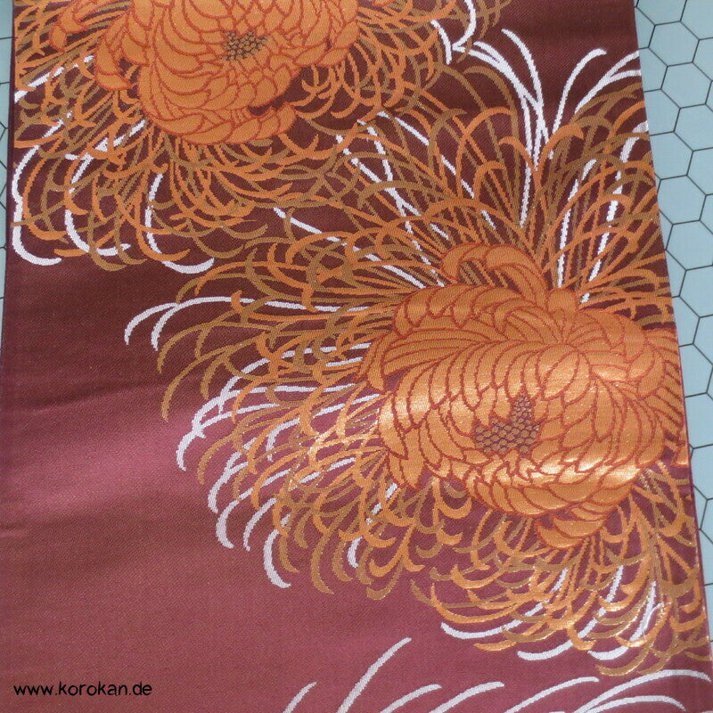goldene Chrysantheme auf dunkelrot leichter Fukuro Obi