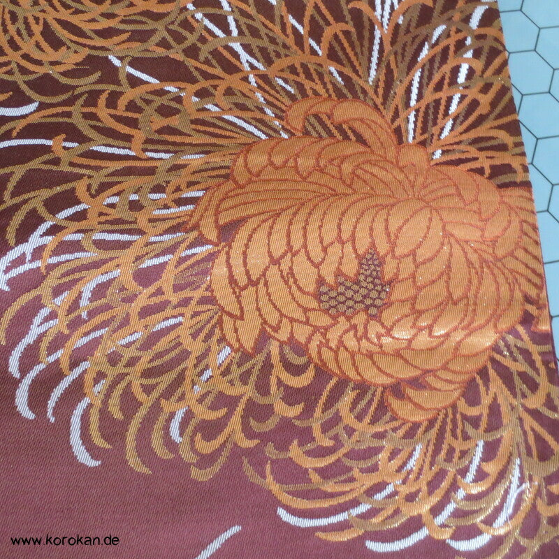 goldene Chrysantheme auf dunkelrot leichter Fukuro Obi