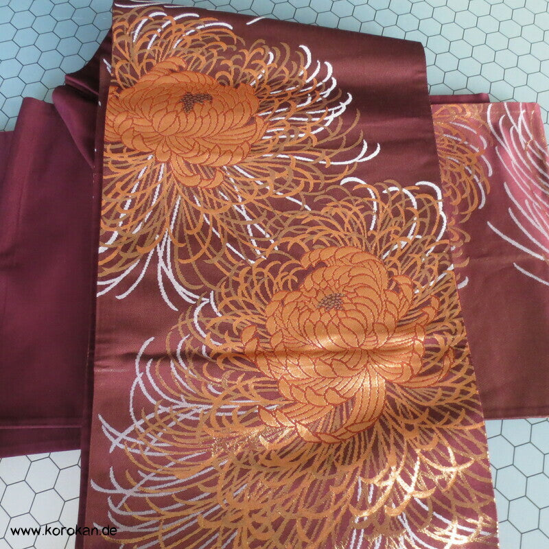 goldene Chrysantheme auf dunkelrot leichter Fukuro Obi