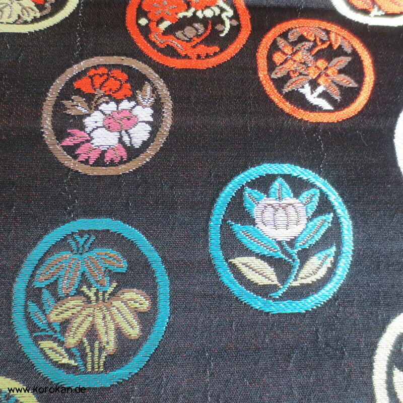 bunte Blüten Mon auf schwarzem Grund Fukuro Obi
