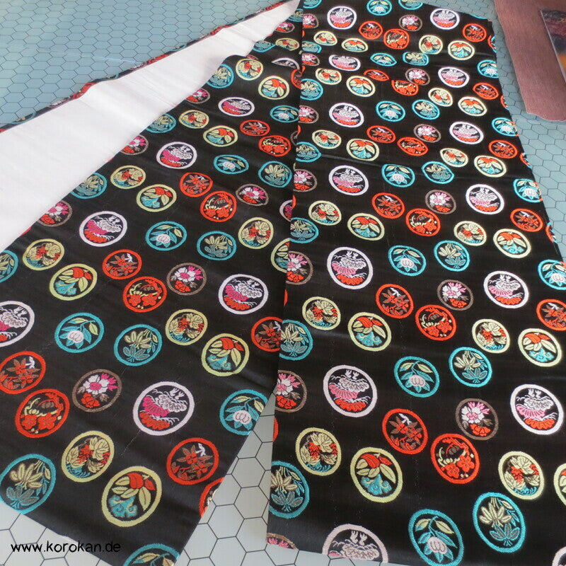 bunte Blüten Mon auf schwarzem Grund Fukuro Obi