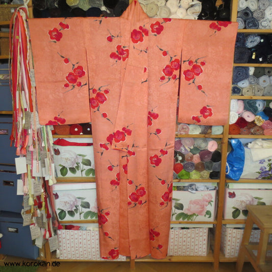Ume Pflaumen Blüten auf Rinzu Seidendamast antiker Komon Kimono