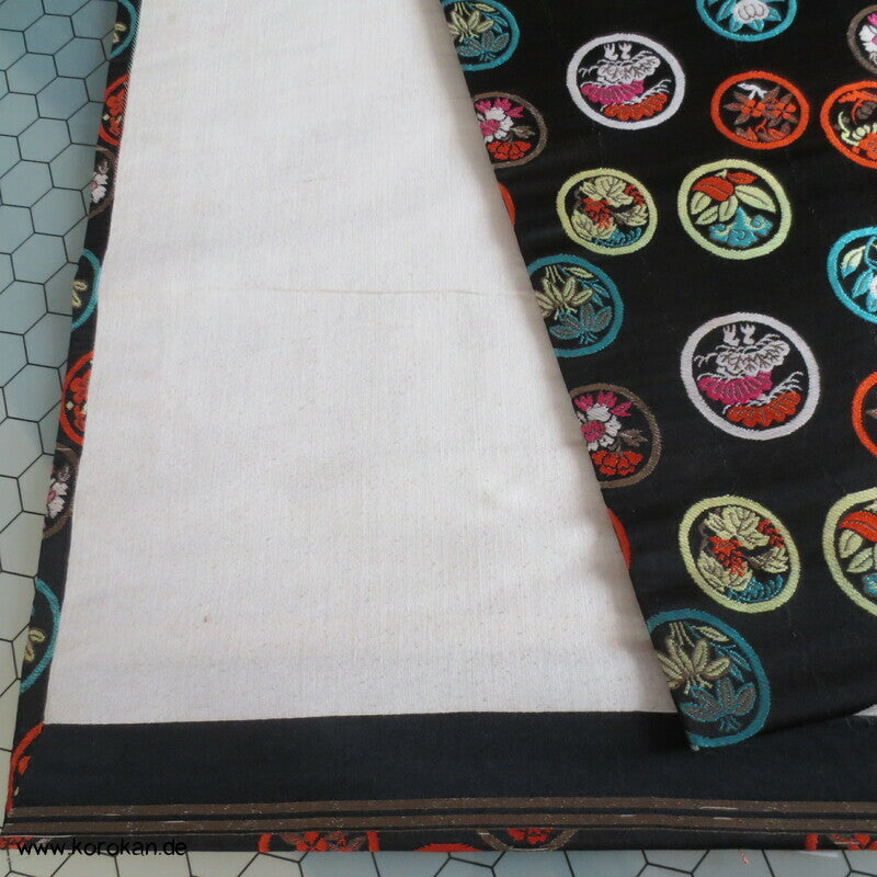 bunte Blüten Mon auf schwarzem Grund Fukuro Obi