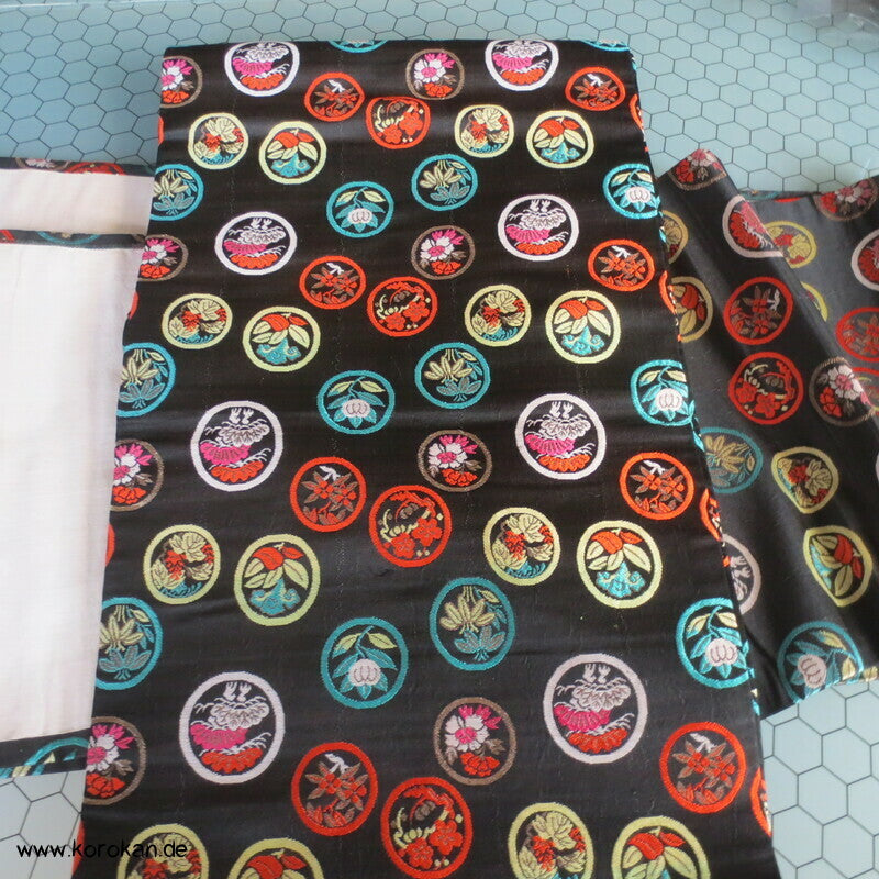 bunte Blüten Mon auf schwarzem Grund Fukuro Obi