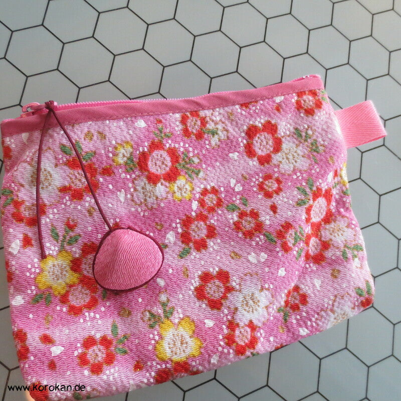 kleines Chirimen Crepe Täschchen mit Muschelanhänger