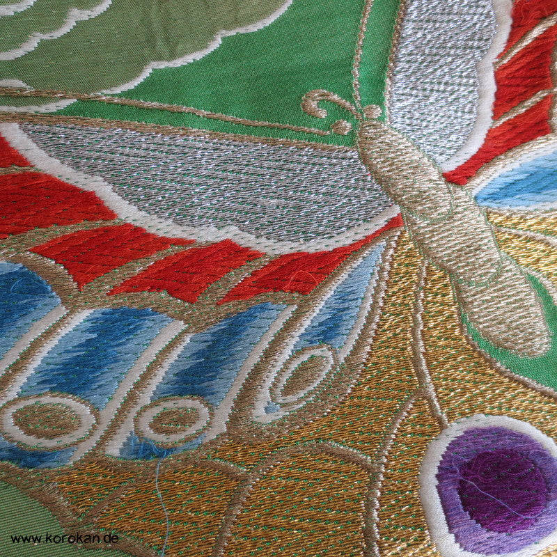 Schmetterlinge auf grasgrün Fukuro Obi
