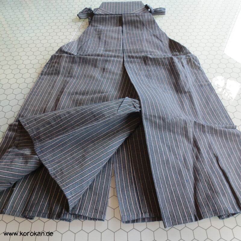 blau gestreifte Hakama - Umanori Hosen - Typ für Jungen