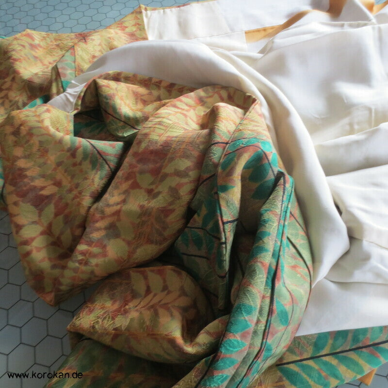 Blätterstreifen auf Rinzu Seiden Damast Komon Kimono