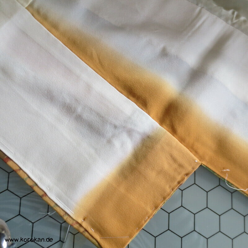 Blätterstreifen auf Rinzu Seiden Damast Komon Kimono
