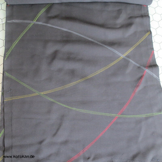 bunte Schwünge auf schwarzem Chirimen Crepe Seidenreste Araihari Kimono