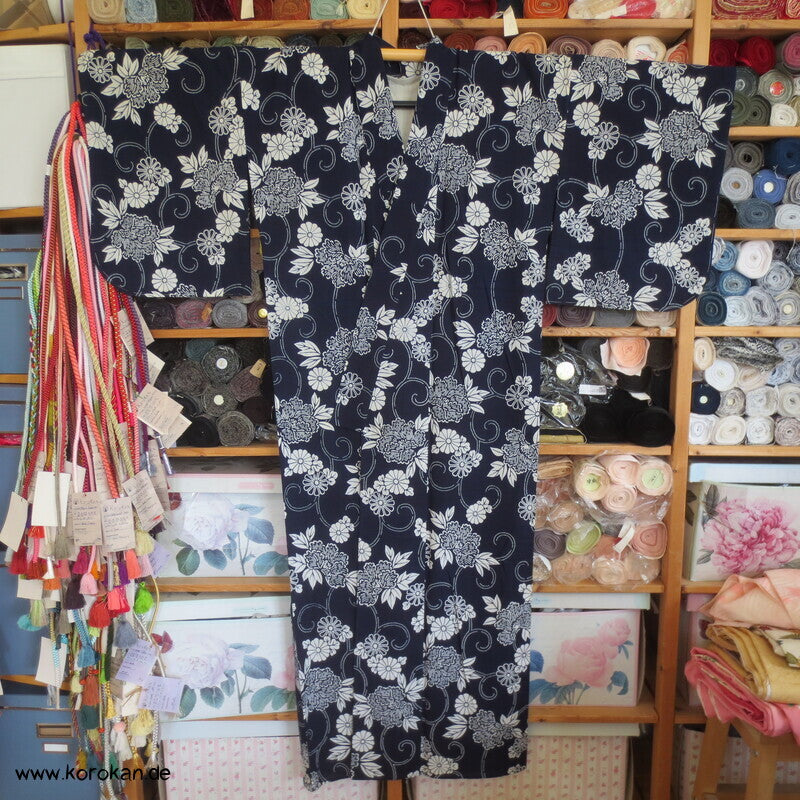 japanischer homemade Yukata Kimono, weiße Kiku auf blau
