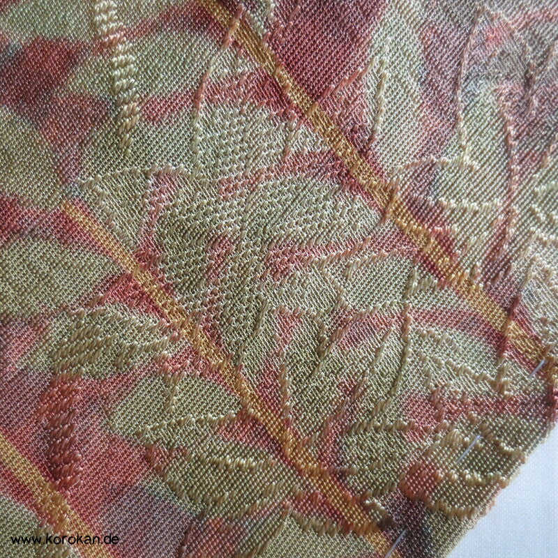 Blätterstreifen auf Rinzu Seiden Damast Komon Kimono