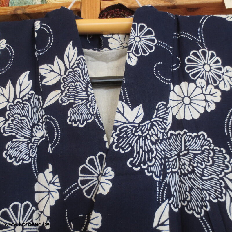 japanischer homemade Yukata Kimono, weiße Kiku auf blau