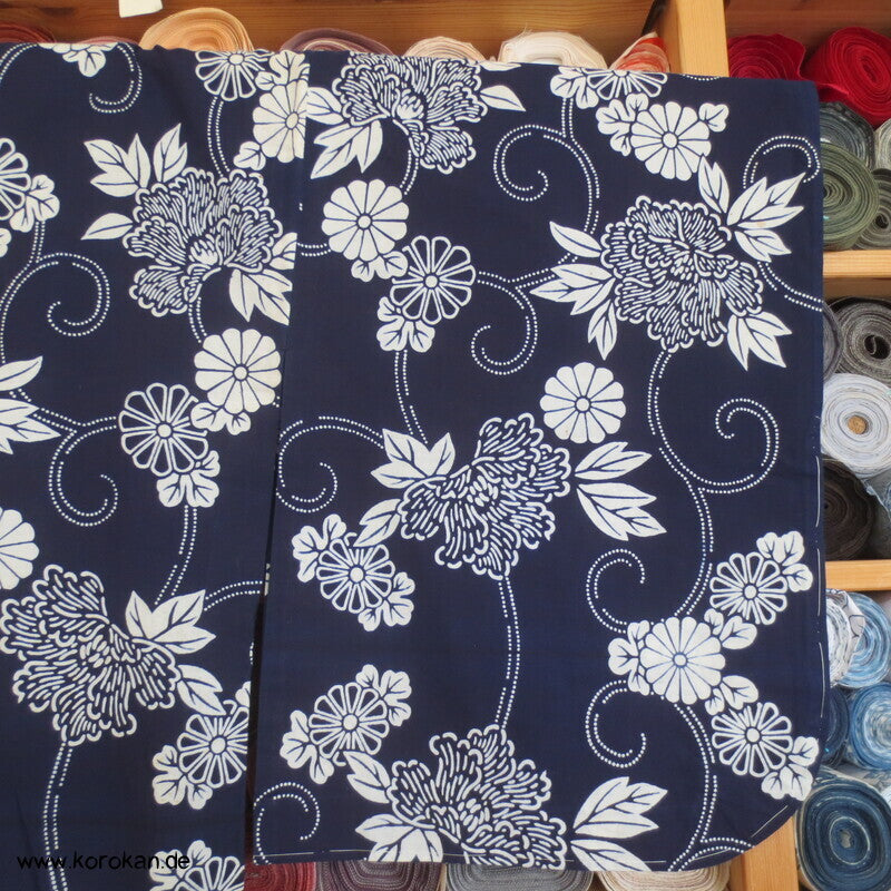 japanischer homemade Yukata Kimono, weiße Kiku auf blau